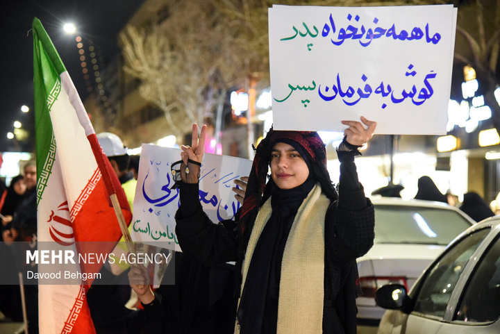 اجتماع شبانه مشهدی‌ها در بیعت با رهبر انقلاب