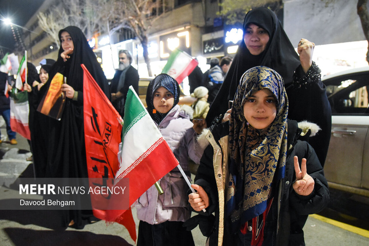 اجتماع شبانه مشهدی‌ها در بیعت با رهبر انقلاب