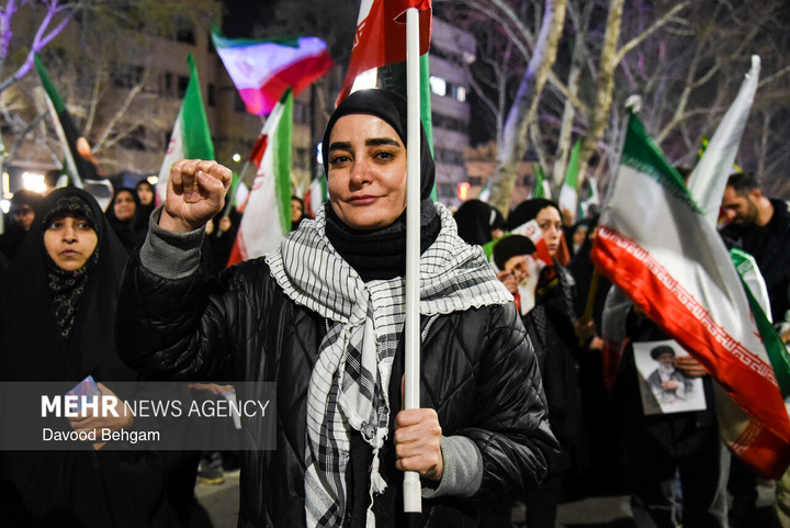 اجتماع شبانه مشهدی‌ها در بیعت با رهبر انقلاب
