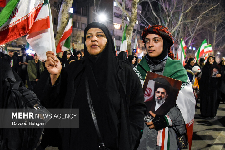 اجتماع شبانه مشهدی‌ها در بیعت با رهبر انقلاب