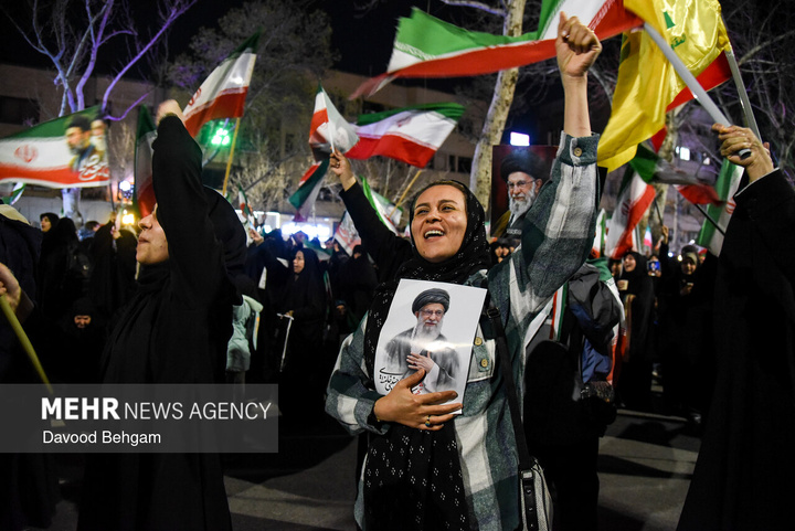 اجتماع شبانه مشهدی‌ها در بیعت با رهبر انقلاب