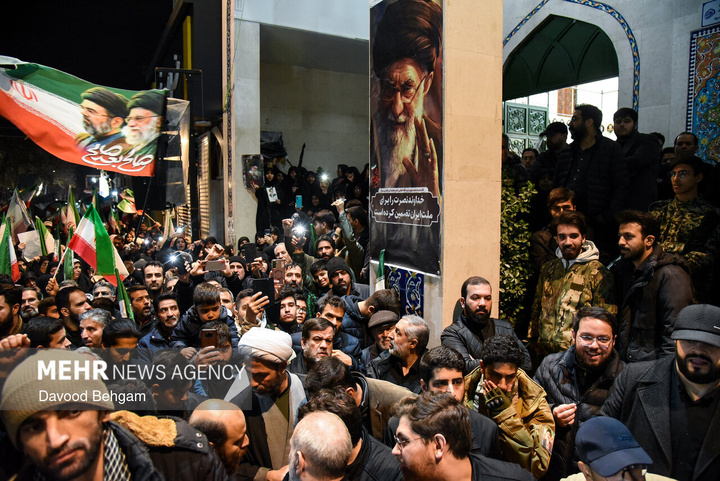 اجتماع شبانه مشهدی‌ها در بیعت با رهبر انقلاب