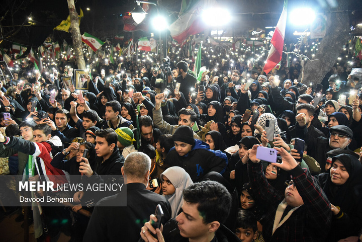 اجتماع شبانه مشهدی‌ها در بیعت با رهبر انقلاب
