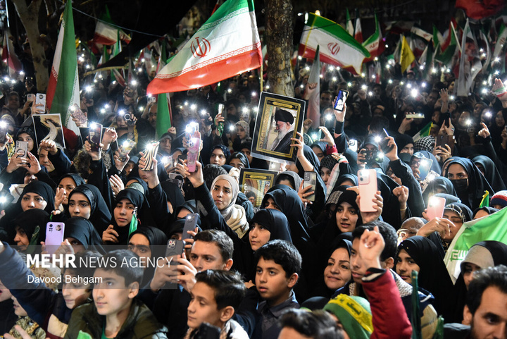 اجتماع شبانه مشهدی‌ها در بیعت با رهبر انقلاب