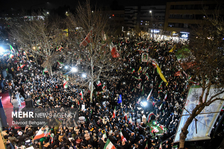 اجتماع شبانه مشهدی‌ها در بیعت با رهبر انقلاب