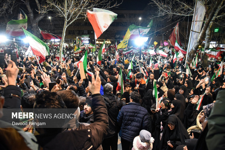 اجتماع شبانه مشهدی‌ها در بیعت با رهبر انقلاب