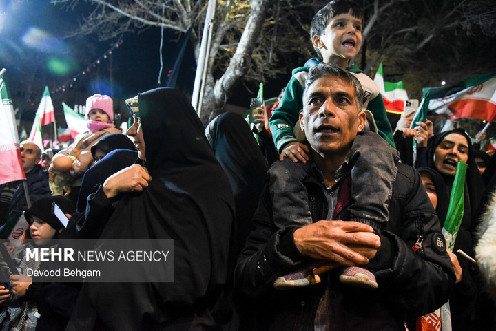 اجتماع شبانه مشهدی‌ها در بیعت با رهبر انقلاب