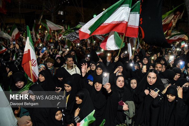 اجتماع شبانه مشهدی‌ها در بیعت با رهبر انقلاب