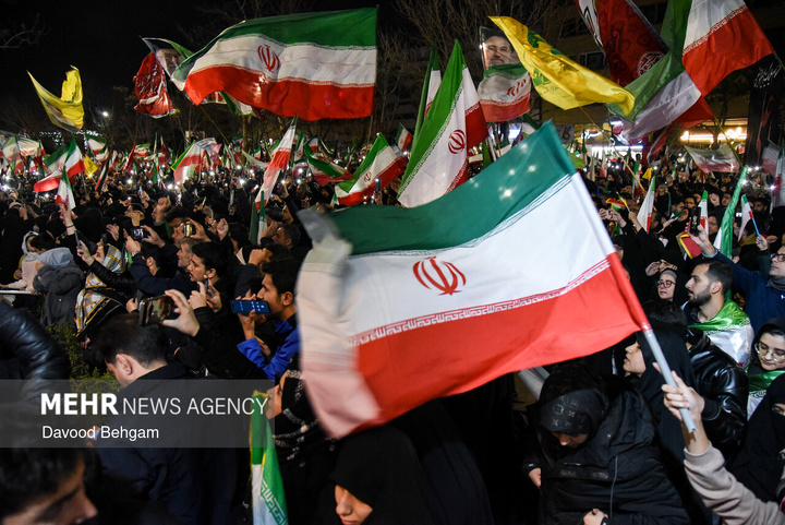 اجتماع شبانه مشهدی‌ها در بیعت با رهبر انقلاب