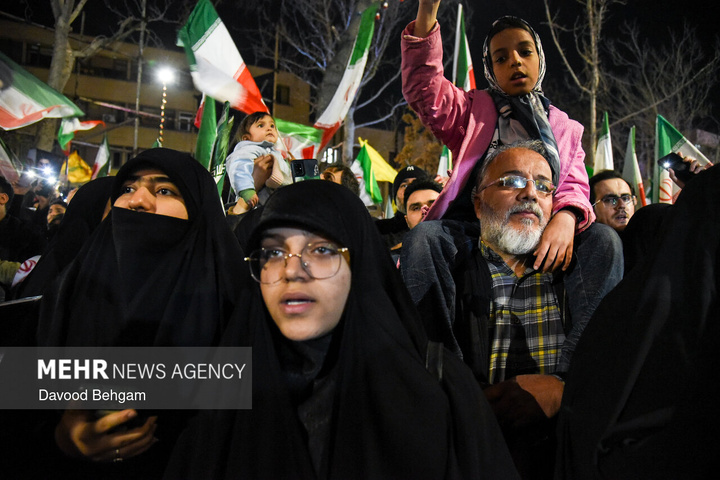 اجتماع شبانه مشهدی‌ها در بیعت با رهبر انقلاب