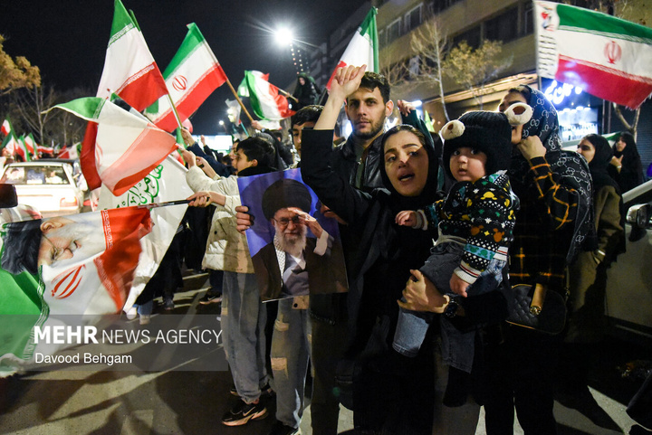 اجتماع شبانه مشهدی‌ها در بیعت با رهبر انقلاب