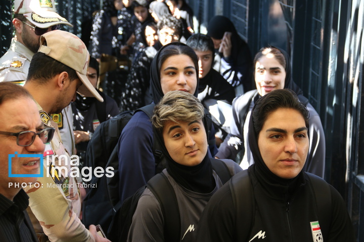 بازگشت اعضای تیم ملی فوتبال زنان ایران به آغوش میهن