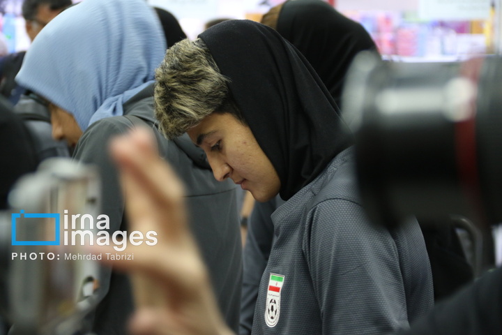 بازگشت اعضای تیم ملی فوتبال زنان ایران به آغوش میهن