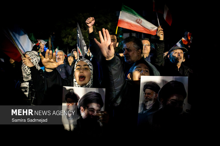 اجتماع حمایت از رزمندگان در مقابله با دشمن آمریکایی - صهیونی