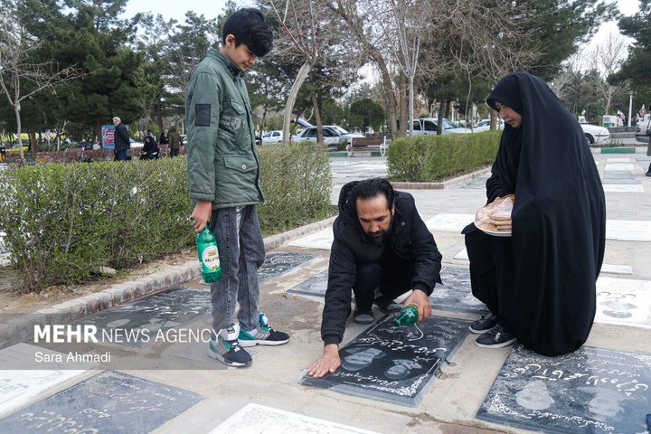زیارت اهل قبور در پنجشنبه آخر سال - مشهد