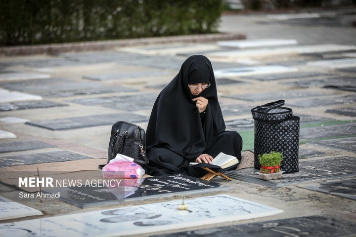 زیارت اهل قبور در پنجشنبه آخر سال - مشهد