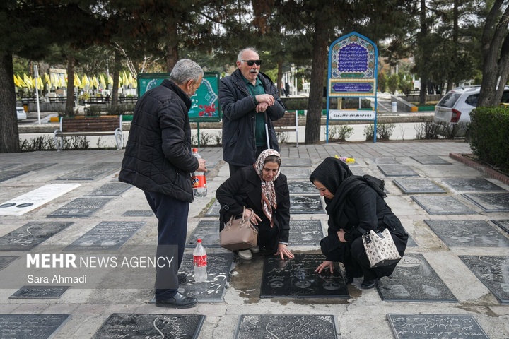 زیارت اهل قبور در پنجشنبه آخر سال - مشهد