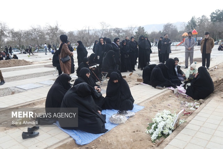 زیارت اهل قبور در پنجشنبه آخر سال - مشهد