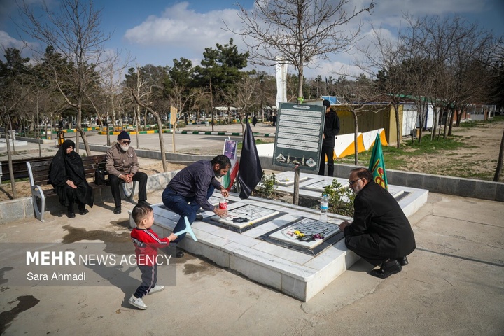 زیارت اهل قبور در پنجشنبه آخر سال - مشهد