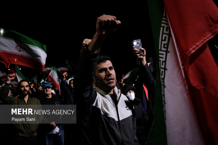 اجتماع حمایت از رزمندگان در مقابله با دشمن آمریکایی - صهیونی