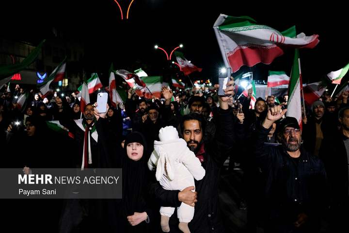 اجتماع حمایت از رزمندگان در مقابله با دشمن آمریکایی - صهیونی