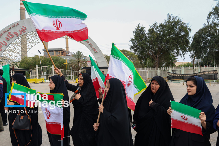 زنجیره انسانی دور نیروگاه رامین