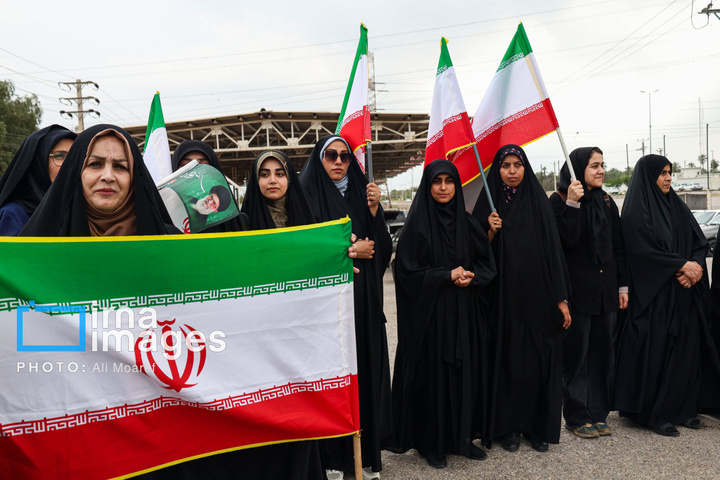 زنجیره انسانی دور نیروگاه رامین