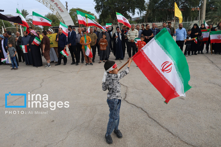 زنجیره انسانی دور نیروگاه رامین