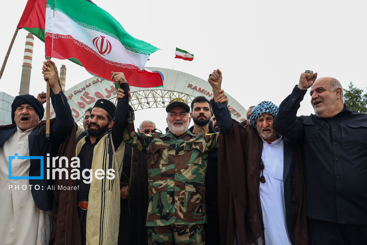 زنجیره انسانی دور نیروگاه رامین