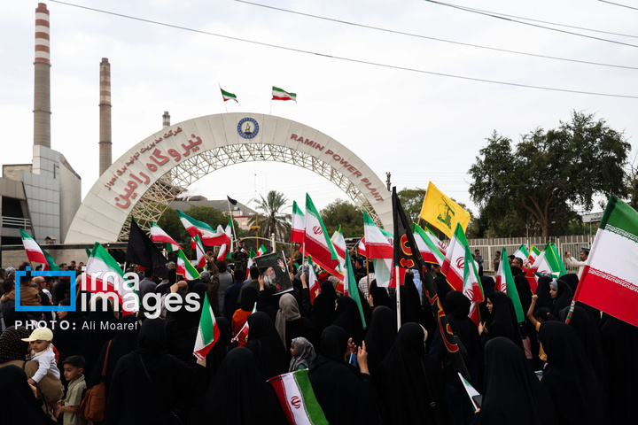 زنجیره انسانی دور نیروگاه رامین