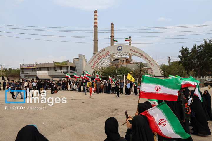 زنجیره انسانی دور نیروگاه رامین