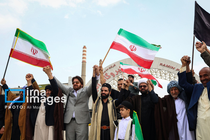 زنجیره انسانی دور نیروگاه رامین