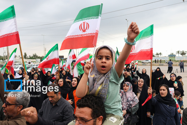 زنجیره انسانی دور نیروگاه رامین