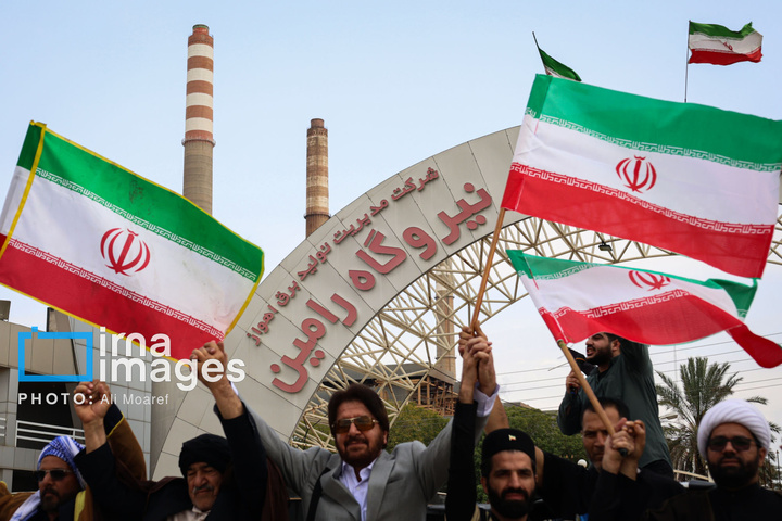 زنجیره انسانی دور نیروگاه رامین