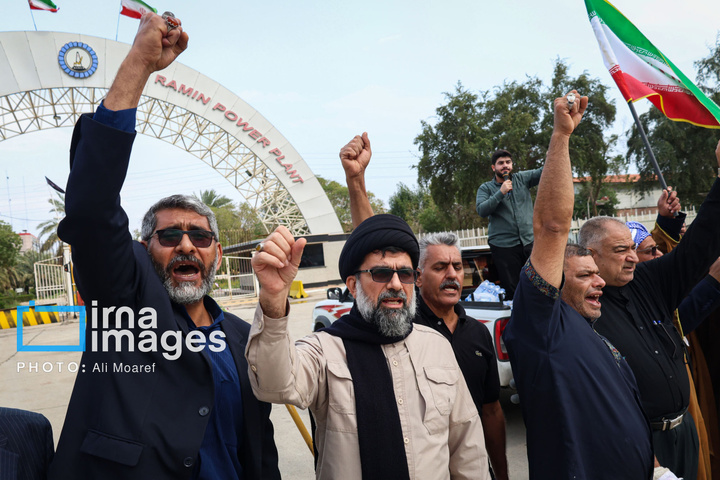 زنجیره انسانی دور نیروگاه رامین