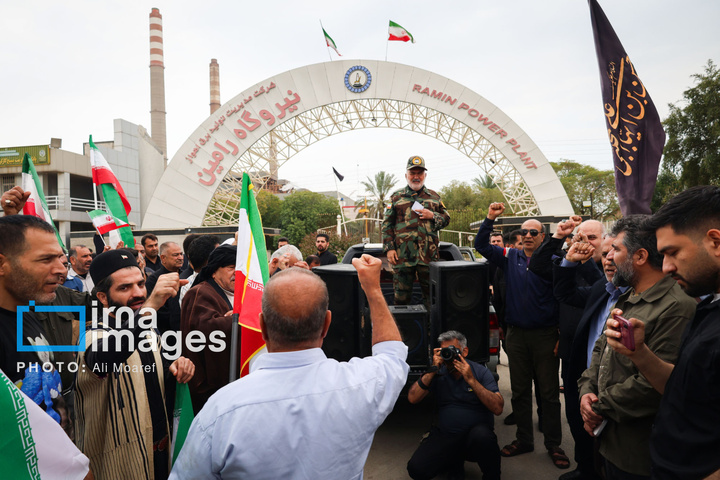 زنجیره انسانی دور نیروگاه رامین