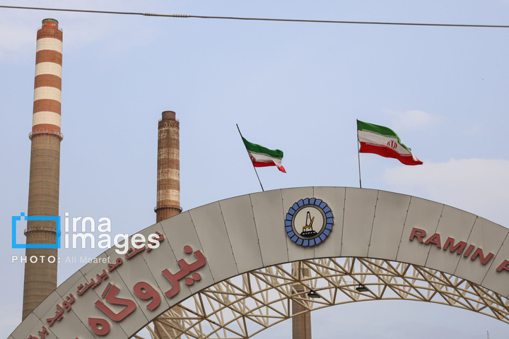 زنجیره انسانی دور نیروگاه رامین