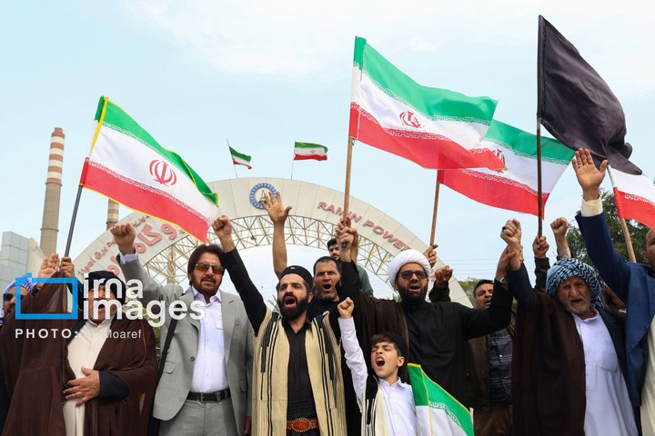 زنجیره انسانی دور نیروگاه رامین