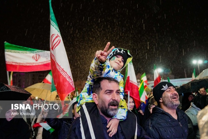 تجمع شبانه مردم در حمایت از مدافعان وطن - تهران