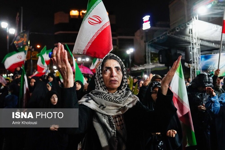 تجمع شبانه مردم در حمایت از مدافعان وطن - تهران