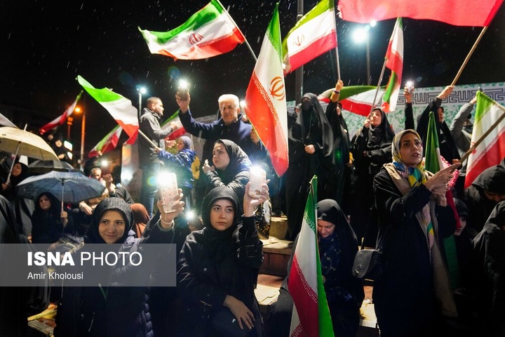 تجمع شبانه مردم در حمایت از مدافعان وطن - تهران