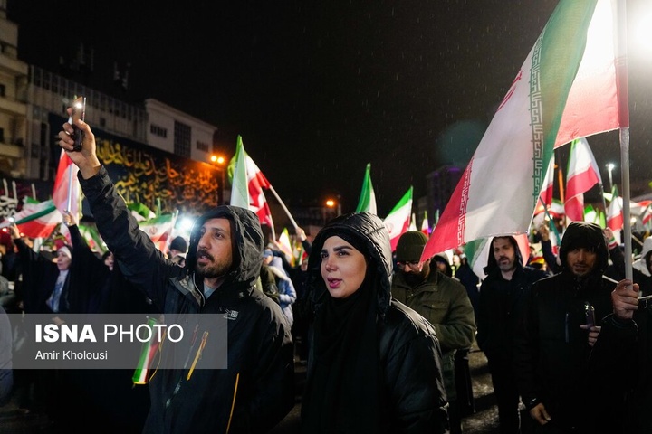 تجمع شبانه مردم در حمایت از مدافعان وطن - تهران
