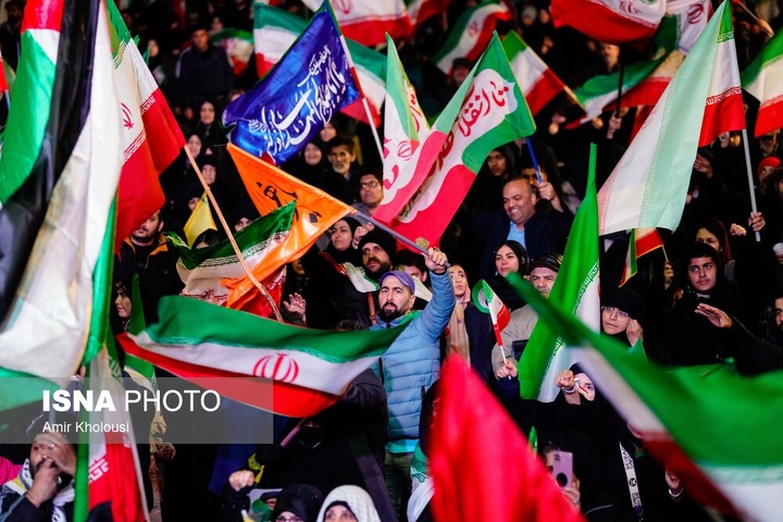 تجمع شبانه مردم در حمایت از مدافعان وطن - تهران