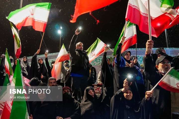 تجمع شبانه مردم در حمایت از مدافعان وطن - تهران