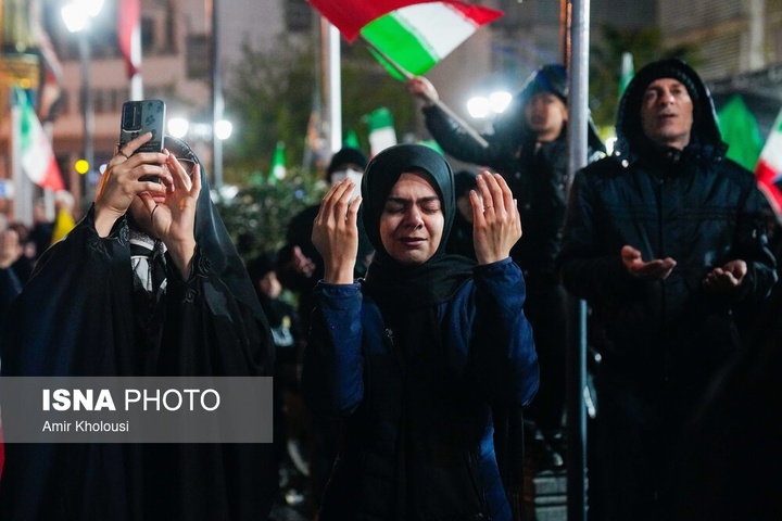 تجمع شبانه مردم در حمایت از مدافعان وطن - تهران