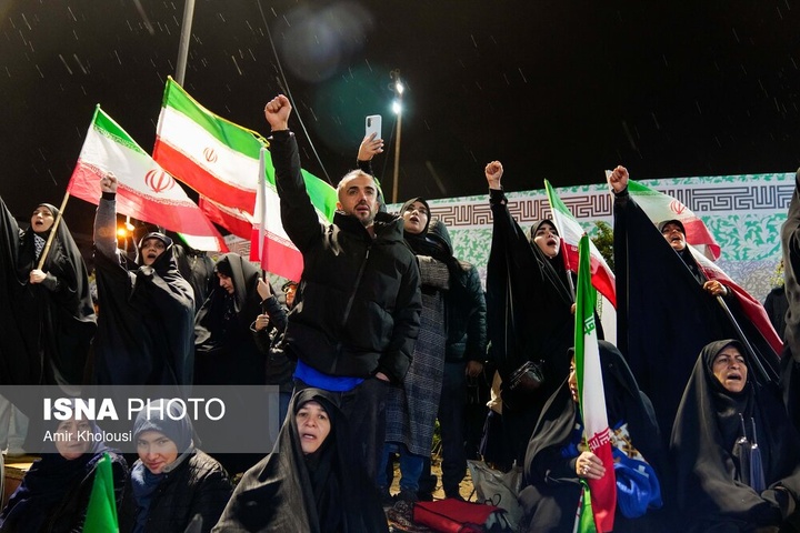 تجمع شبانه مردم در حمایت از مدافعان وطن - تهران