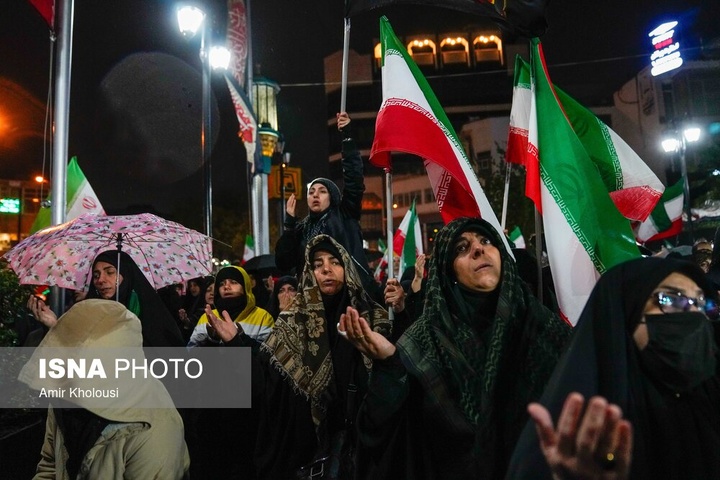 تجمع شبانه مردم در حمایت از مدافعان وطن - تهران