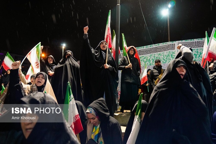 تجمع شبانه مردم در حمایت از مدافعان وطن - تهران