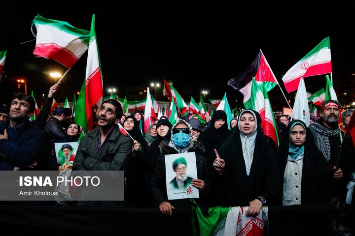 تجمع شبانه مردم در حمایت از مدافعان وطن - تهران