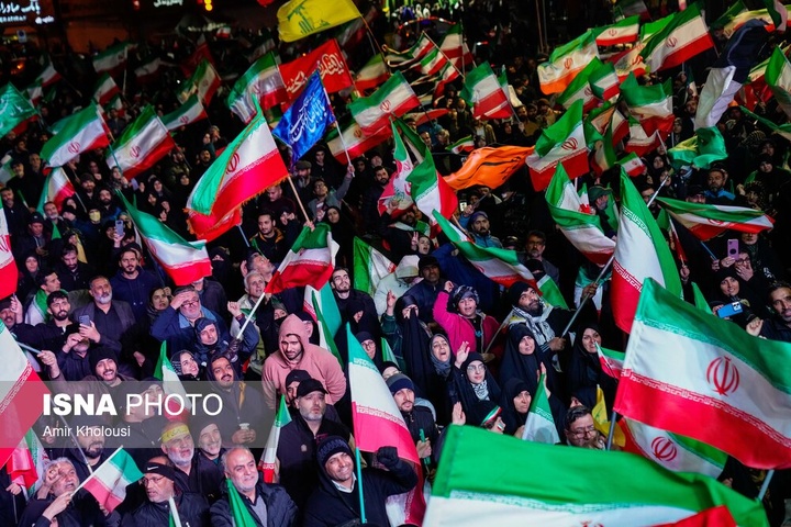 تجمع شبانه مردم در حمایت از مدافعان وطن - تهران